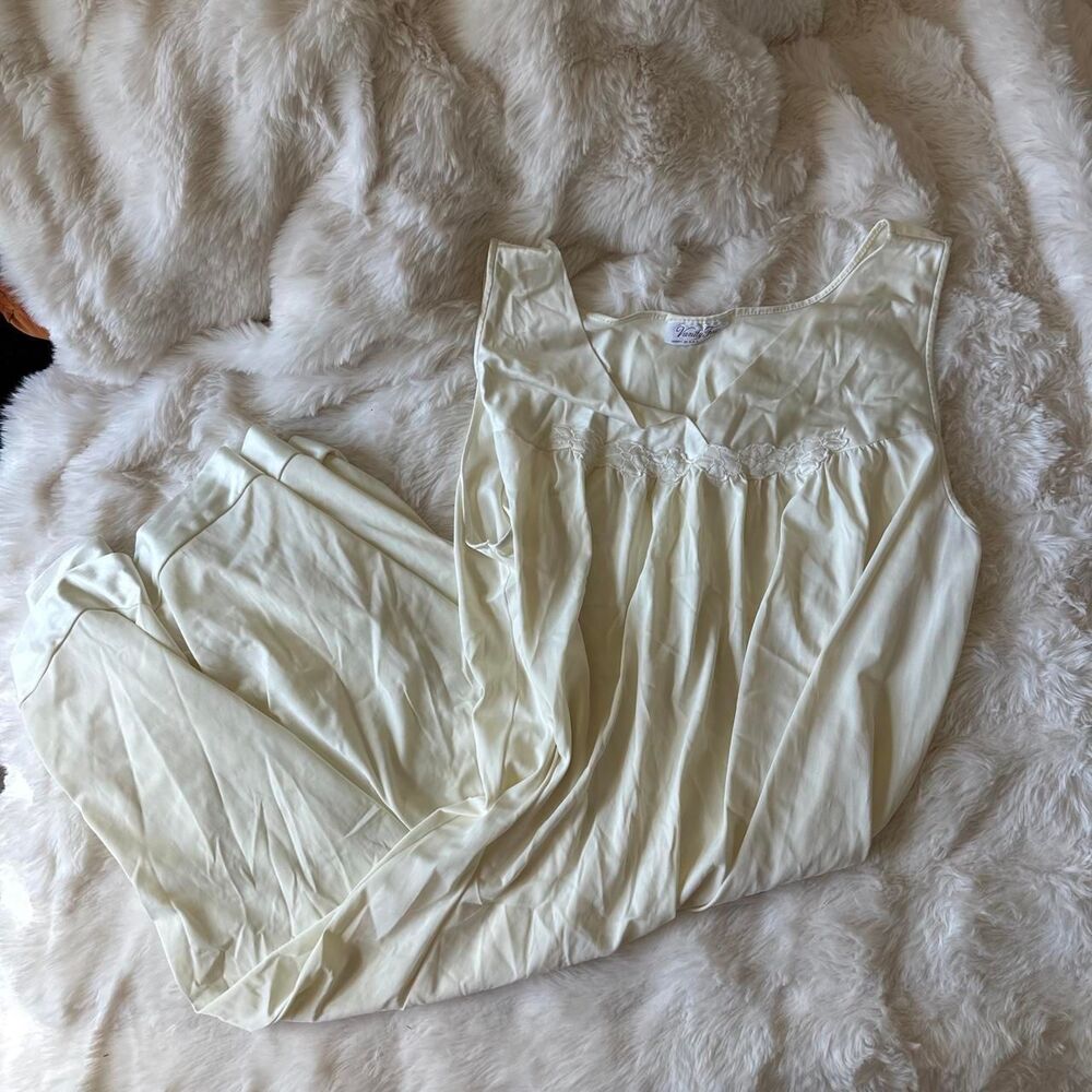 Vanity-fair Women's Butter Yellow Nighty